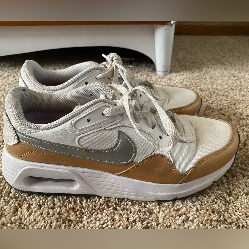 Women’s NIKE Air Max SC Sneakers size 8.5 gold/silver